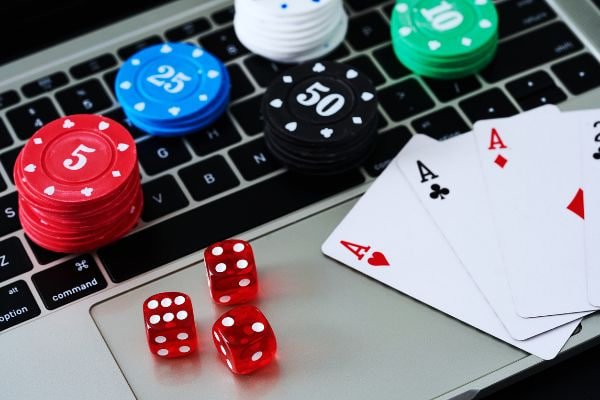 Halaman kasino langsung kingcobra toto dengan dealer live dan meja baccarat